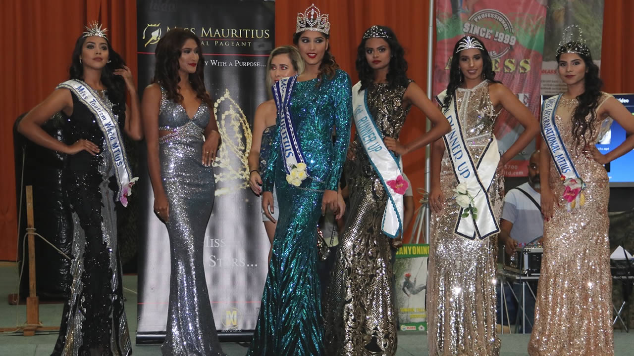 Les Miss Mauritius et leurs dauphines ont défilé dans des robes de soirée de Whoops. 