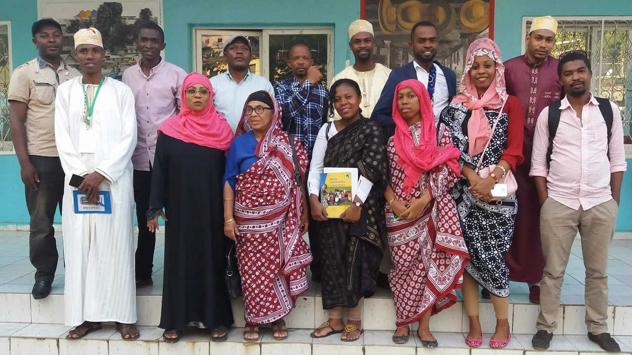 L’équipe Dis-Moi d’Anjouan à la mairie de Mutsamudu.