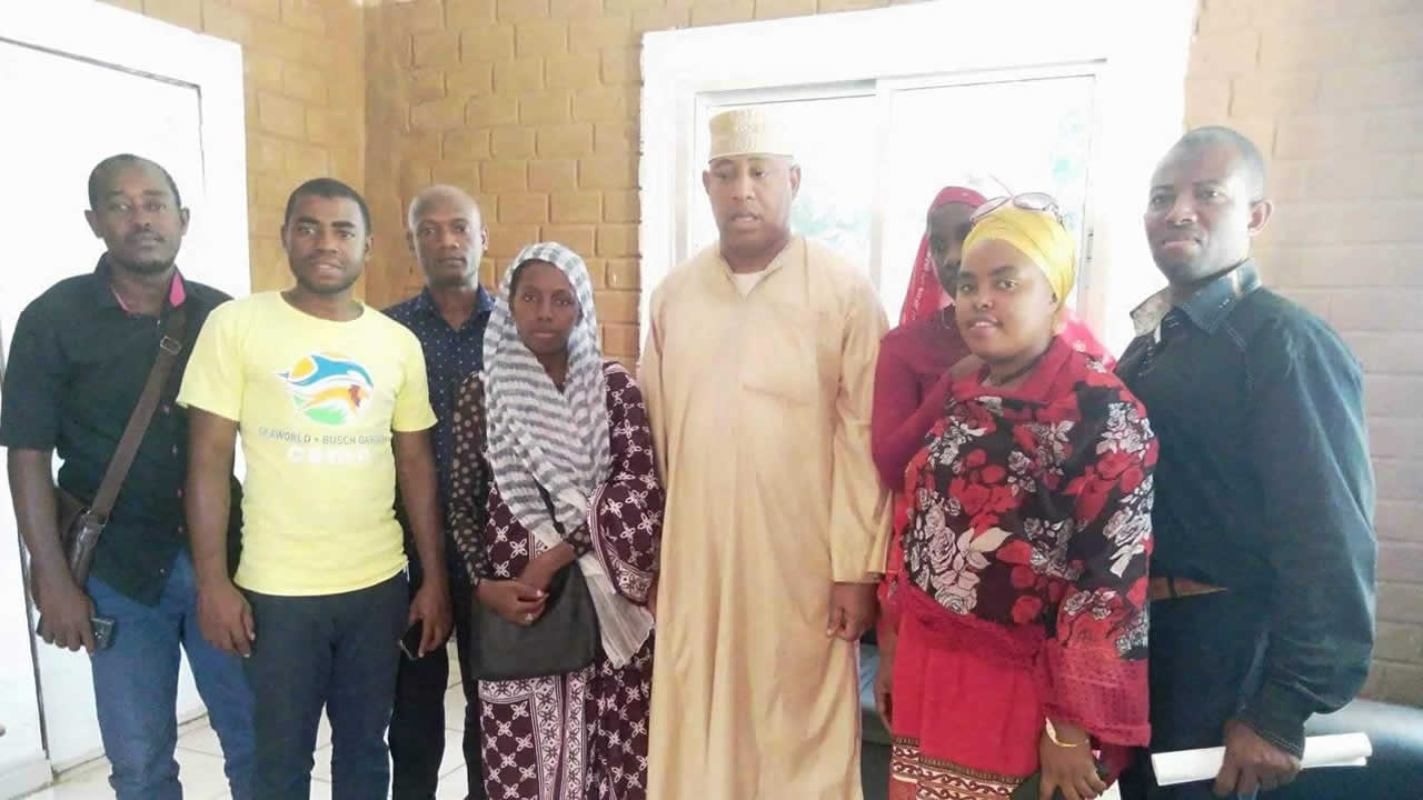 Le maire de Fomboni, Ile Mohéli, Aboul-Mouhaimine avec l’équipe DIS-MOI de Mohéli.