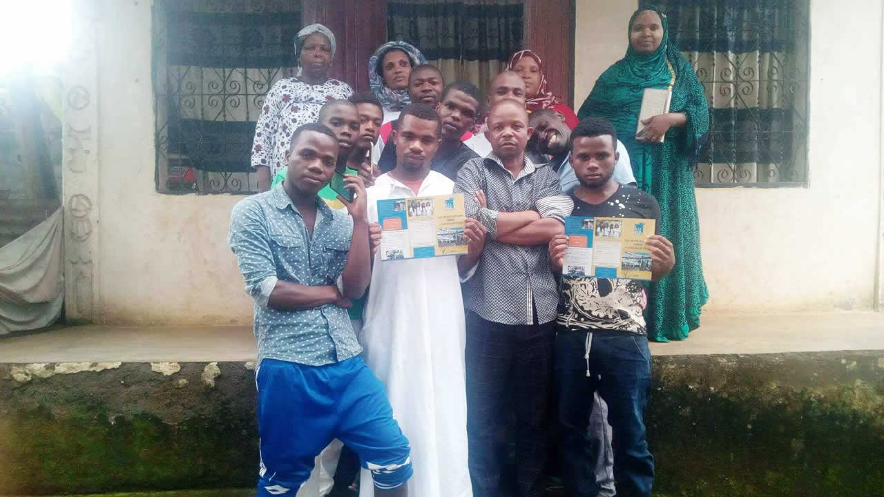 Des supporters à Nyoumakélé, région la plus reculée et défavorisée de l’île d’Anjouan, avec Souleymane, membre du bureau national de DIS-MOI Comores.