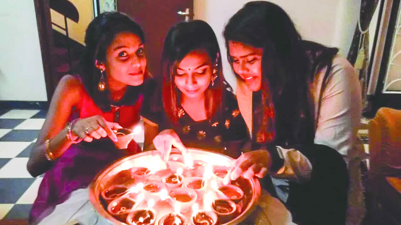 Sudiksha, Nasreen et Tania préfèrent allumer des lampes en terre traditionnelles.
