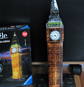 Un puzzle de Big Ben en 3D s’illumine pour les amateurs de puzzle.