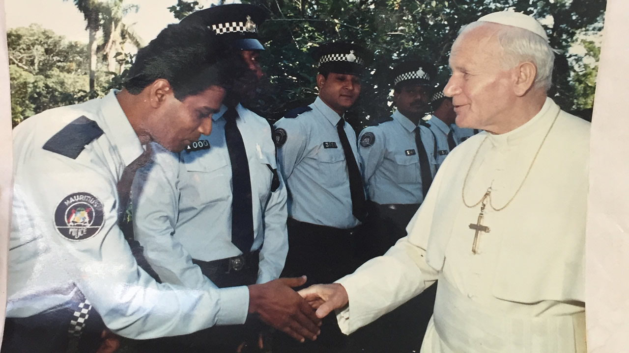 Poignée de main entre le pape Jean-Paul II et le caporal Karran Takoordyal au Thabor peu avant le départ du souverain pontife pour Rome.