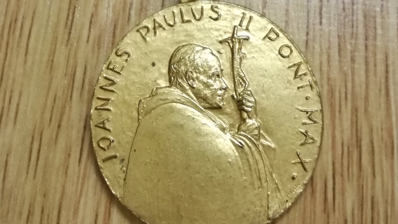 La médaille en or portant l'effigie du pape Jean-Paul II.