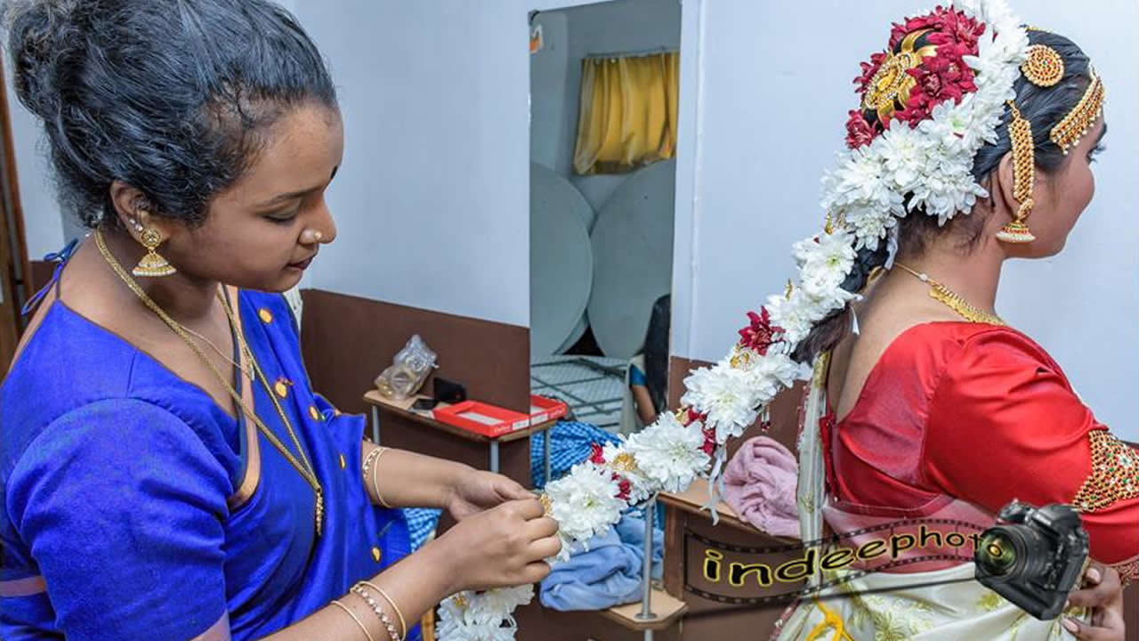 L’apprêtage d’une mariée en tenue traditionnelle dravidienne.