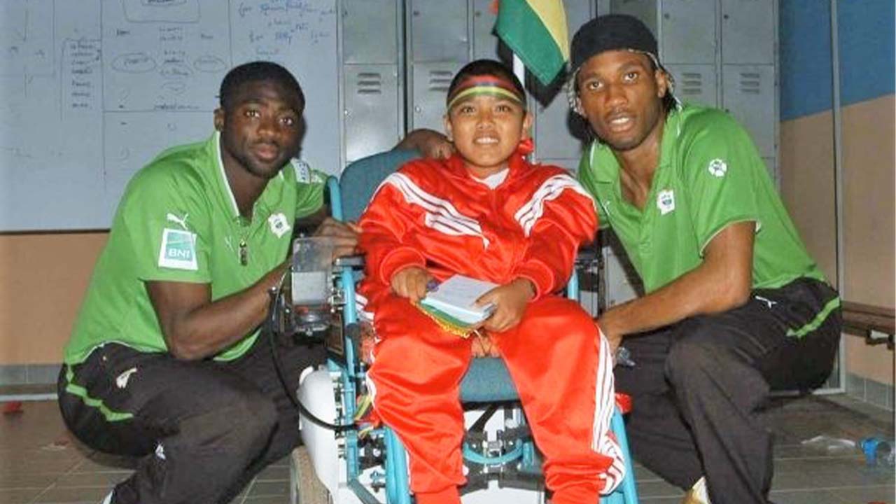 Yogeesh Patroo en compagnie des footballeurs ivoiriens Kolo Touré et Didier Drogba.