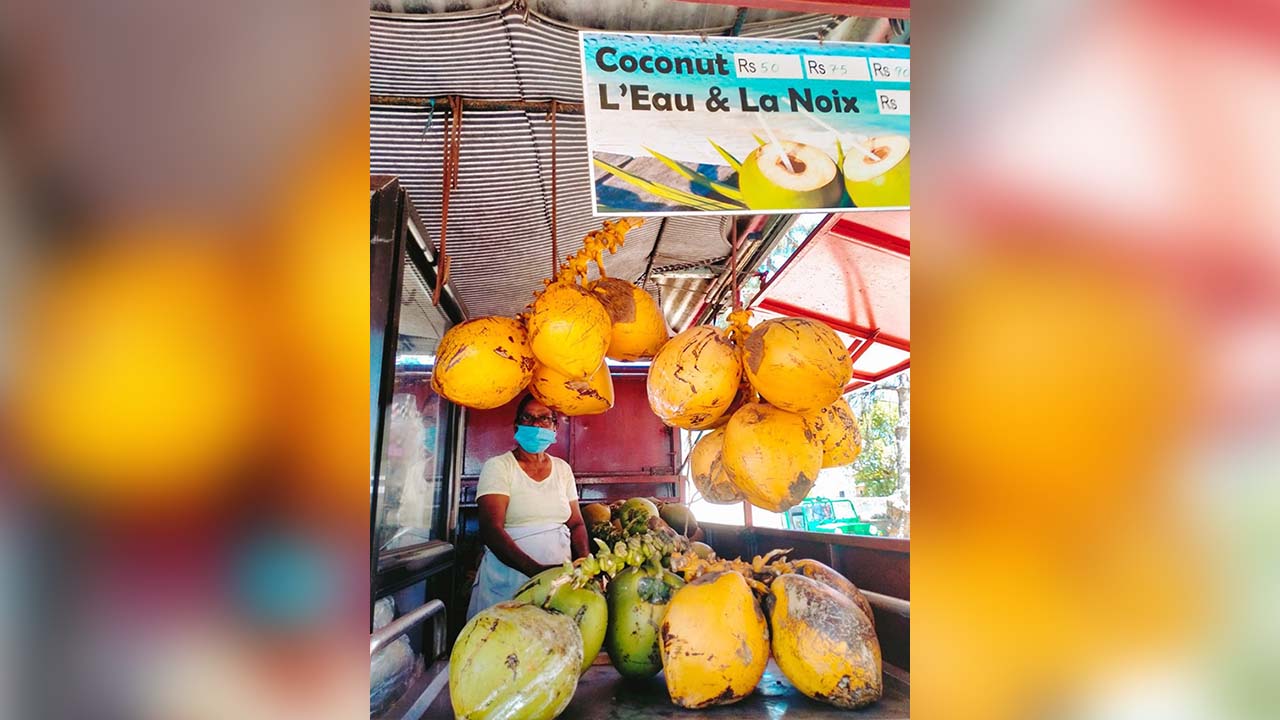 Bhagwantee Ramsing, marchande  de cocos et fruits confits