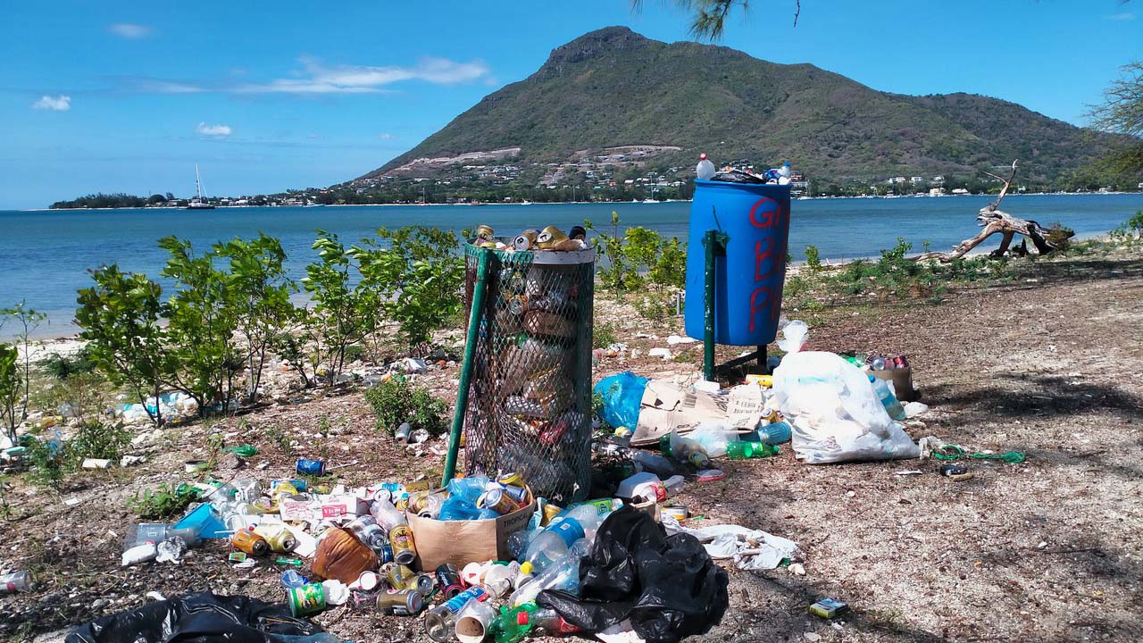 L’état des poubelles sur la plage à Les Salines.