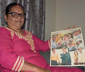 Son épouse, Renuka Devi Dhooharika, montrant les photos prises, le 17 octobre 2011, lors du verdict de la Cour suprême.