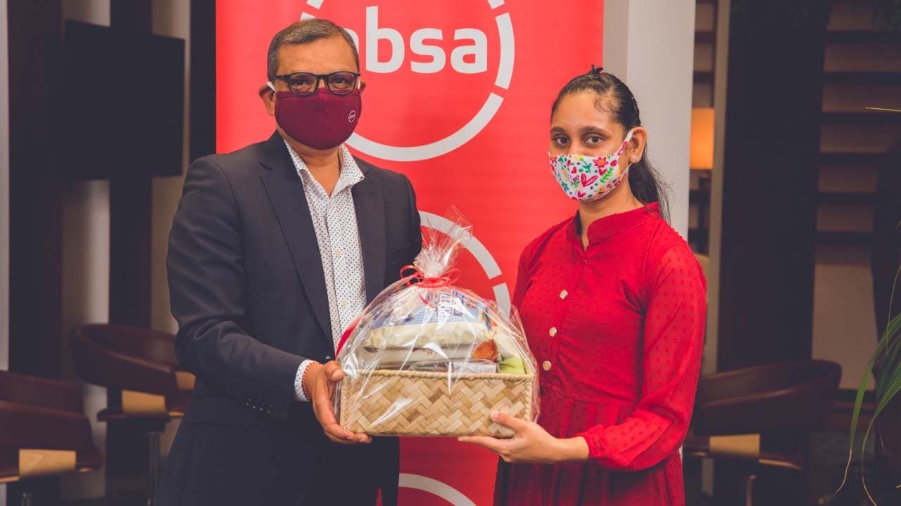 Sunil Ramgobin, Head of Corporate and International Banking chez Absa Maurice et Mehreen Baichun, Boursière du Bright Minds Scholarship Programme