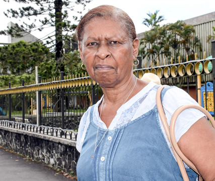 Véronique Larhubarbe, une Vacoassienne de  75 ans, est déterminée à exercer son droit de vote après dix ans d’attente.