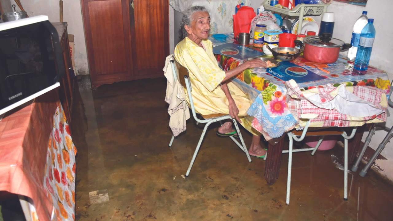 Asia, une mère de famille de 88 ans, prend son repas pieds dans l’eau. « Sa tous mwa boukou. Mo pe pas enn martir », confie-t-elle. 