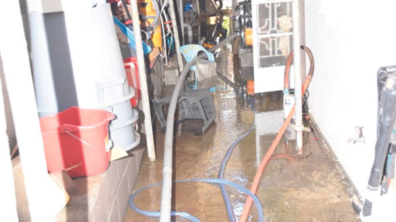 La maison de Rookian, à la rue Pitot, était toujours inondée à jeudi matin. La mère de famille a dû faire installer une pompe pour extraire l’eau accumulée. 