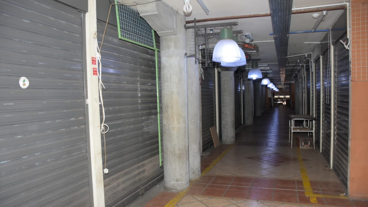 Les étals de produits touristiques du marché central de Port-Louis restent fermés.
