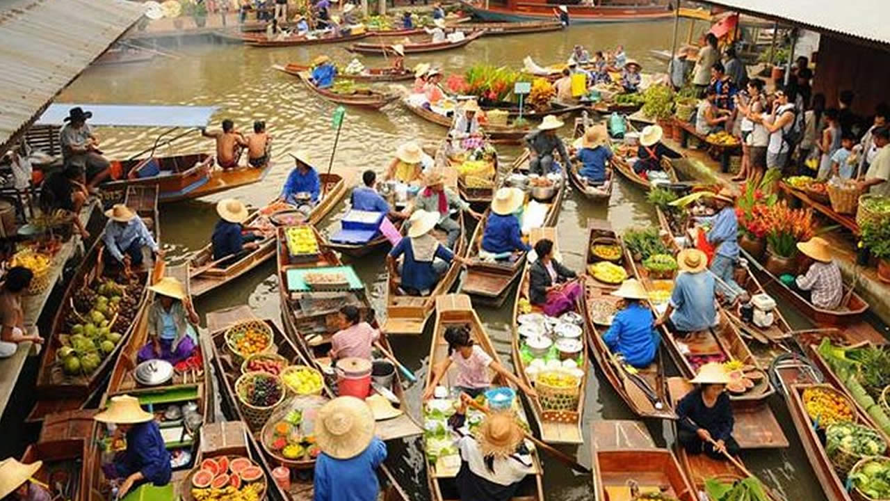 Damnoen Saduak, le célèbre marché flottant.