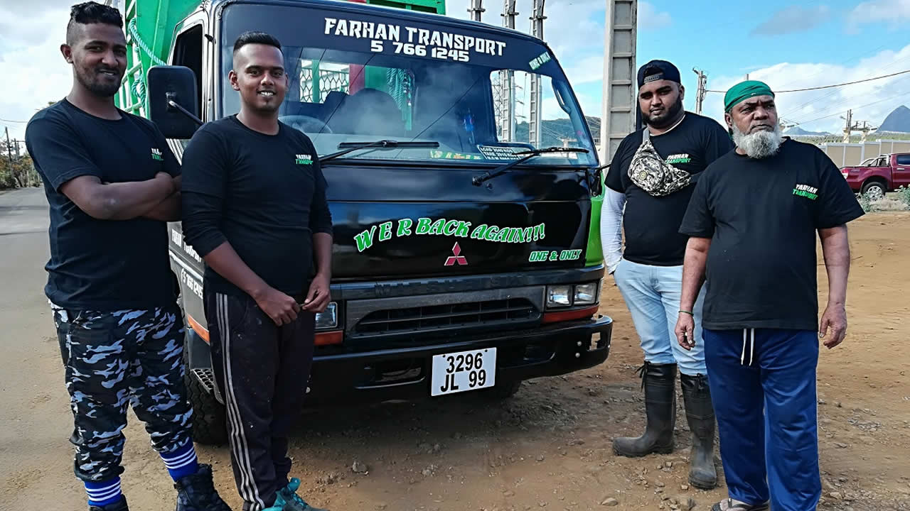 Farhan Transport prépare, nettoie et embellit le camion au préalable. 