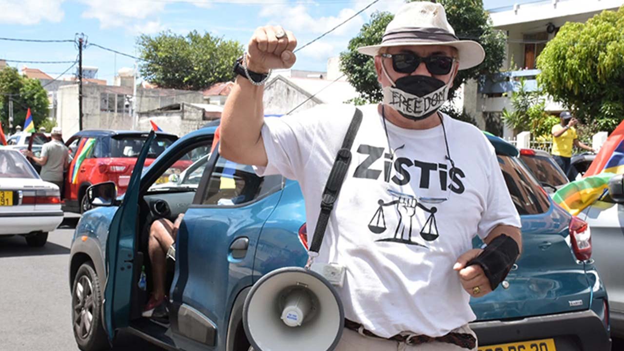 Christian Bernard, entrepreneur, a recouvert son masque d’une bande portant l’inscription « Freedom » barrée d’une croix. Il a été candidat aux élections générales de 2019 pour le parti 100 % Citoyens. 