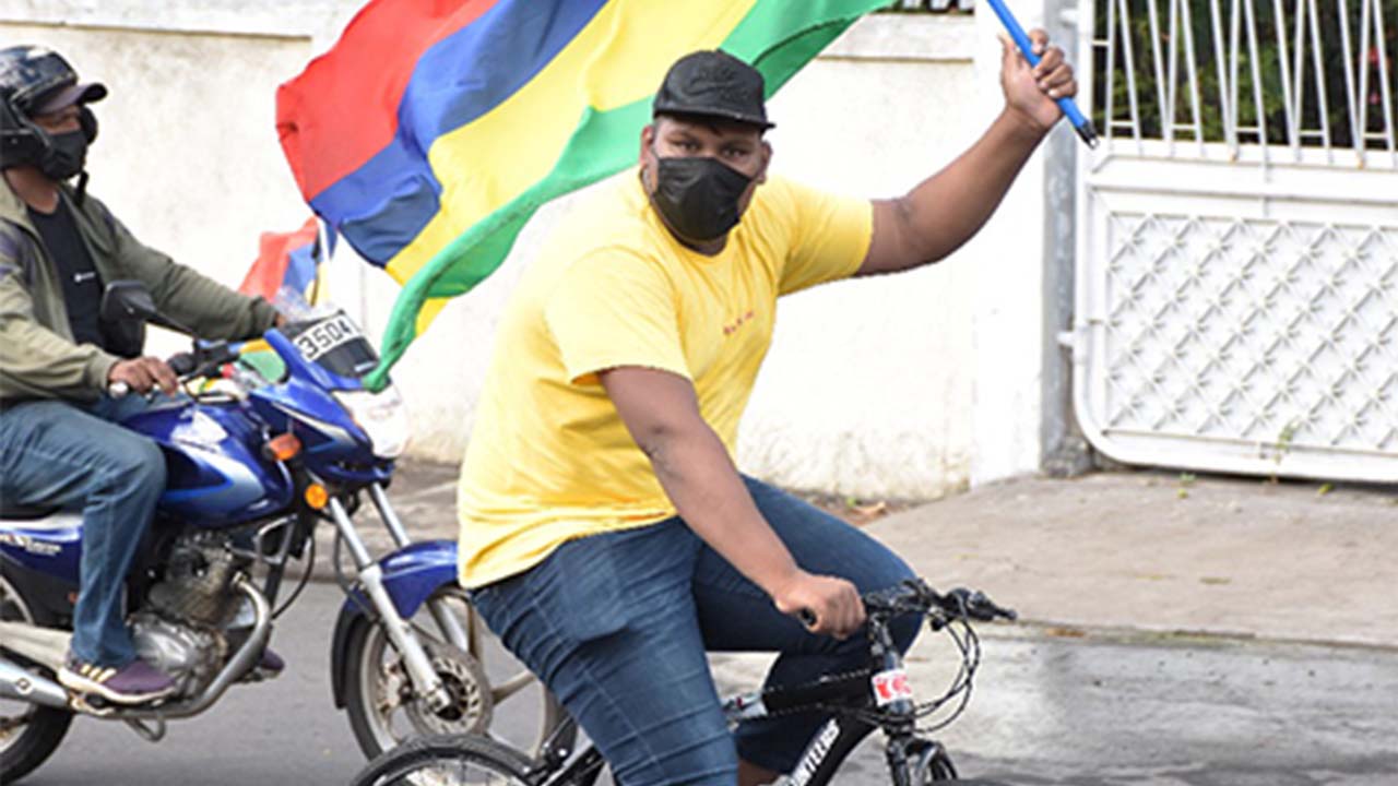 Outre voitures et motos, certains manifestants ont fait le déplacement à bicyclette.