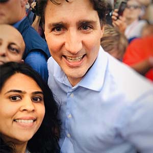 Pooja Panchoo Boodhooa, aux côtés du Premier ministre canadien, Justin Trudeau, est installée au Canada depuis cinq ans. 