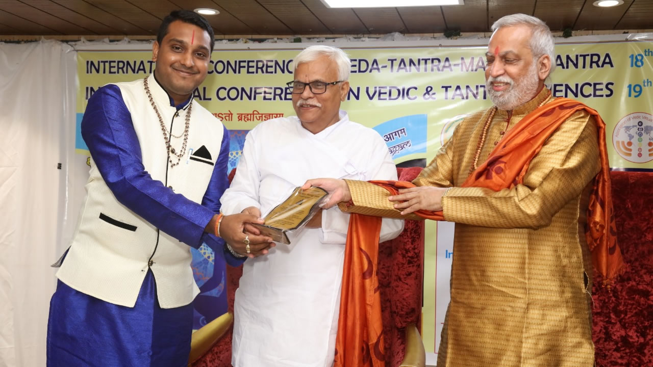 Il reçoit le trophée de World Best Astrologer en Inde. 