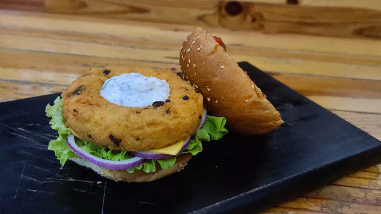 Le Batsirai Burger est fait d’un burger de « gato pima ». Il est accompagné d’un « raita ». 
