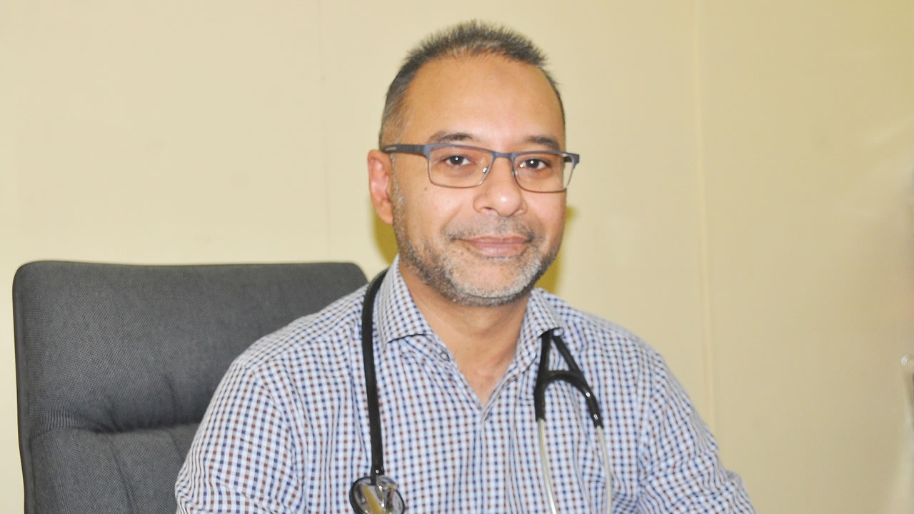 Dr Sulleiman Shimjee, Consultant Diabetology, Endocrinology and Internal Medicine pour la Clinique Darné et le Wellkin Hospital.