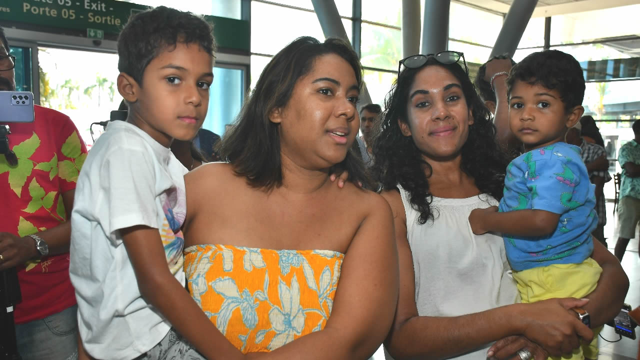 Joanne Henrisson et Sharonne Palmyre avec leurs enfants, impatientes d’accueillir leur mère.