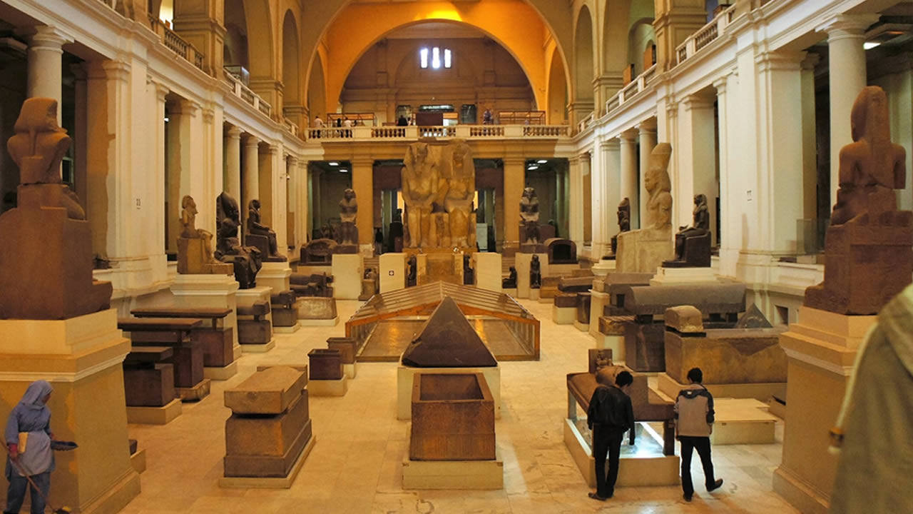 Le musée égyptien du Caire abrite la plus vaste, la plus riche et la plus complète collection d'antiquités pharaoniques au monde.