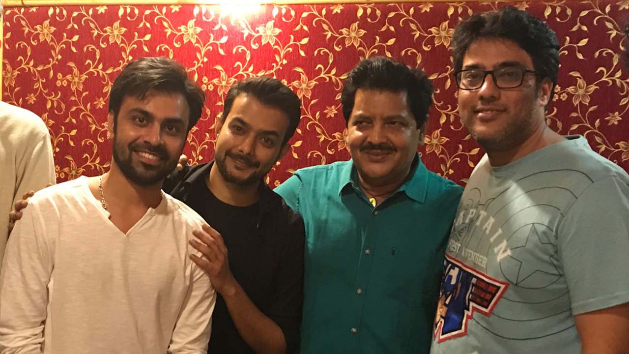 (de g. à dr.) Jitendra Kumar, acteur de « Kota Factory », Vaibhav Bundhoo, le chanteur Udit Narayan et Sameer Saxena, réalisateur de « Yeh Meri Family ».