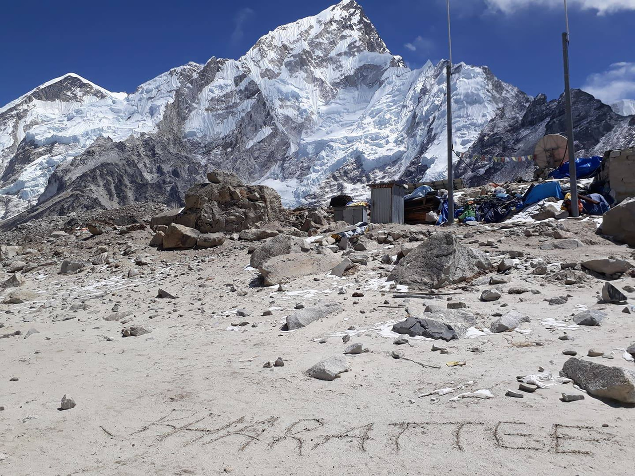 La Mauricienne a laissé une trace de son passage à l’Everest Base Camp.