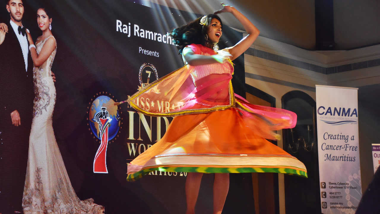 Uraysha Ramrachia présente une chorégraphie de Bollywood.