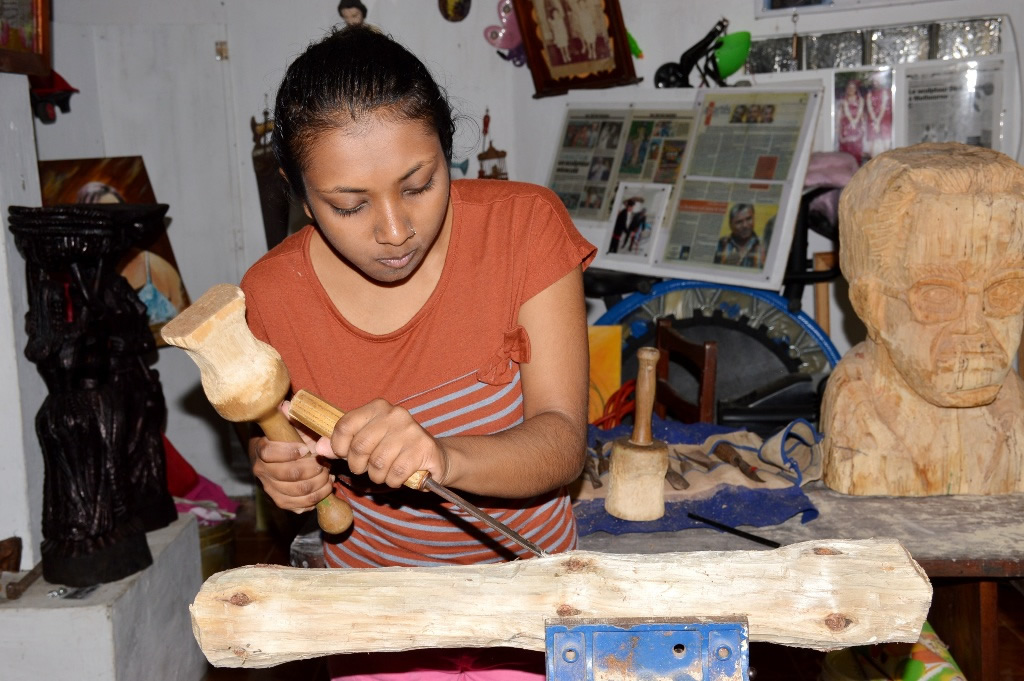 Jayshree Juttur travaillant sur le bois sans vie pour le rendre vivant.