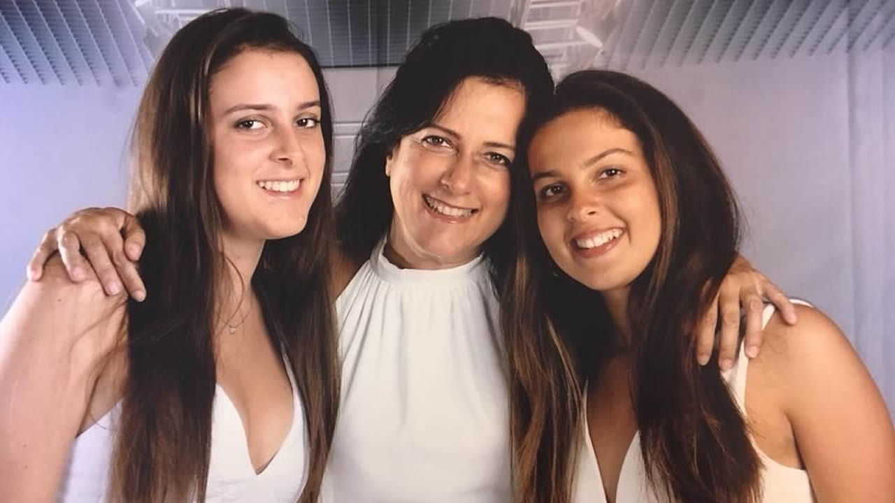 Marina Ythier-Jacobsz entourée de ses deux filles, Mia et Eva.