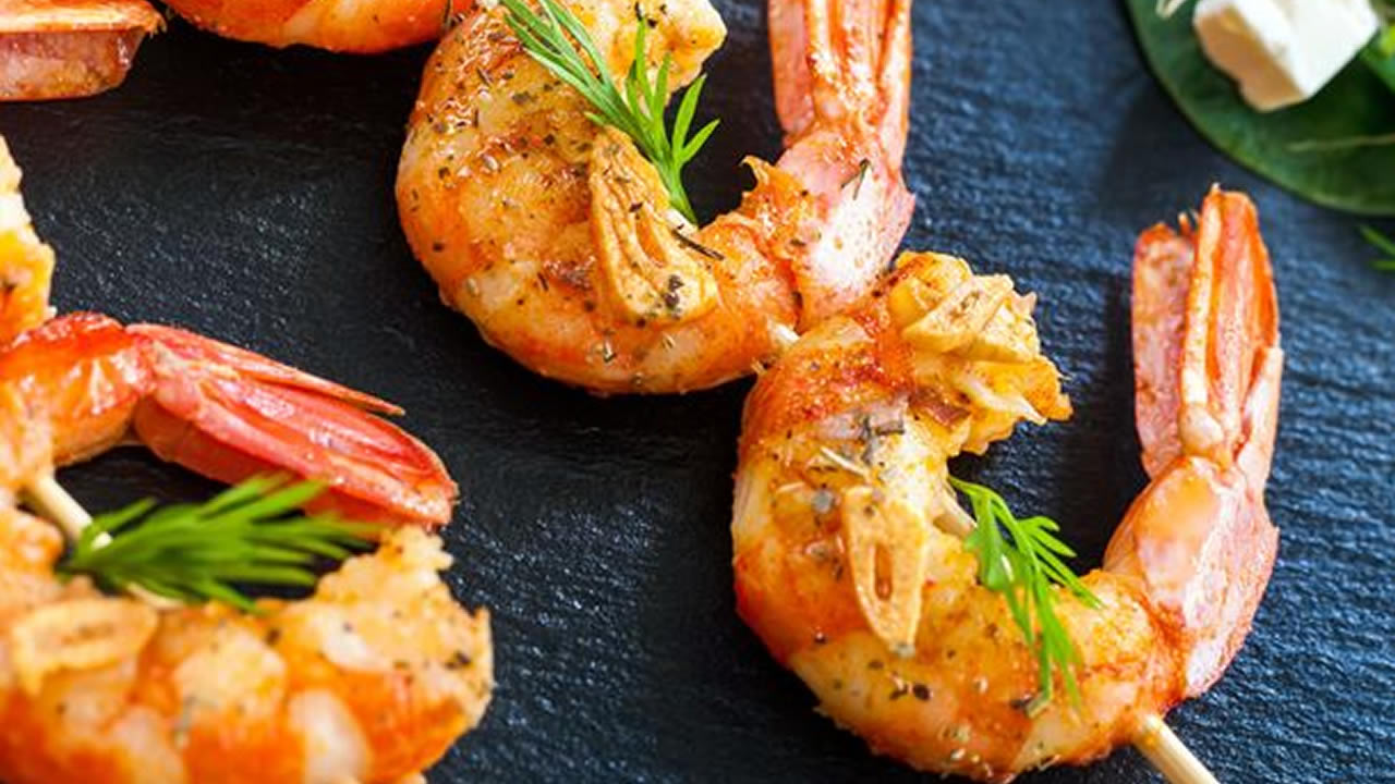 Les crevettes entières cuites sont proposées à 40 % moins cher que les crevettes fraîches.