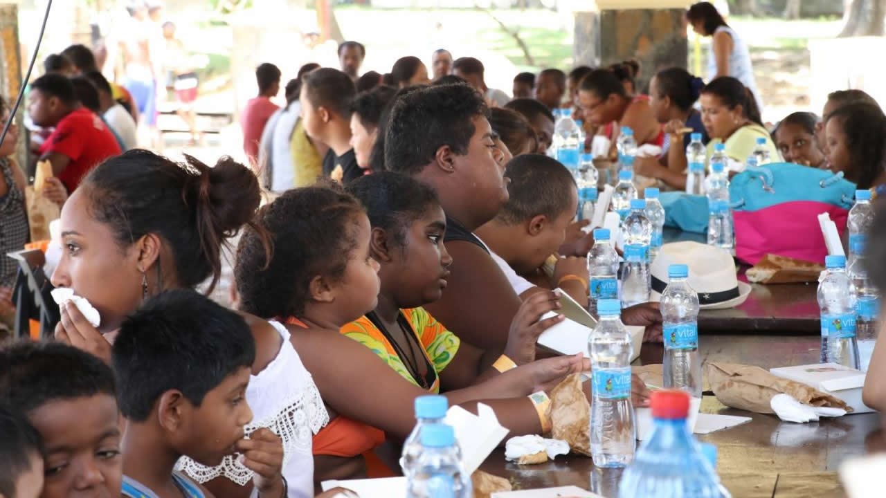Un déjeuner a été offert à 100 enfants autrement capables.
