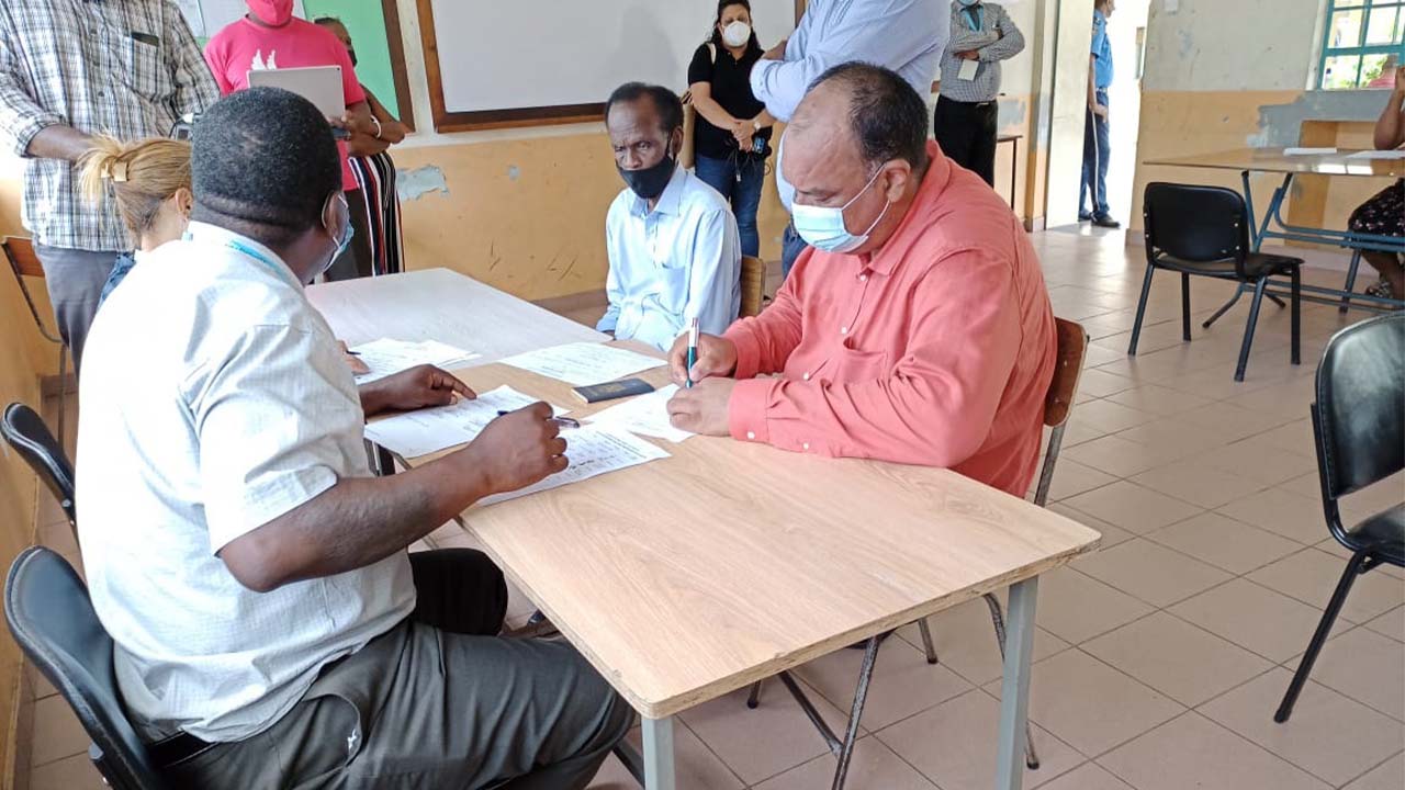 Les candidats Johnson Roussety et Louis Ange Perrine procédant à l’exercice de dépôt de candidatures dans la région 5, soit à Port-Mathurin.