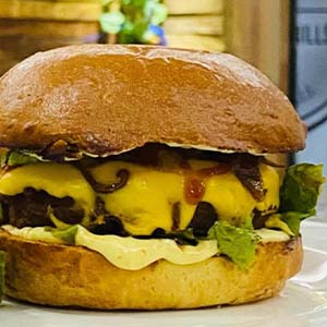 Le restaurant Oh My Grill propose un défi hors norme à ses clients : celui de manger un burger d’un kilo.