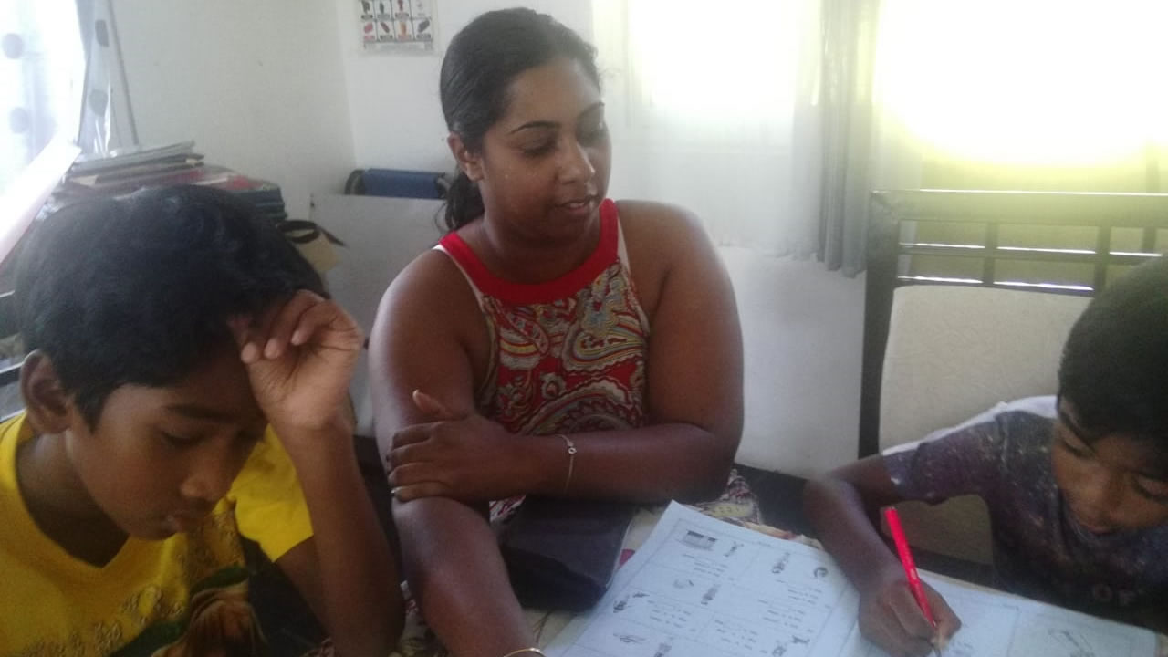 Sandhyana profite de ce congé forcé pour aider  ses enfants dans leurs études.