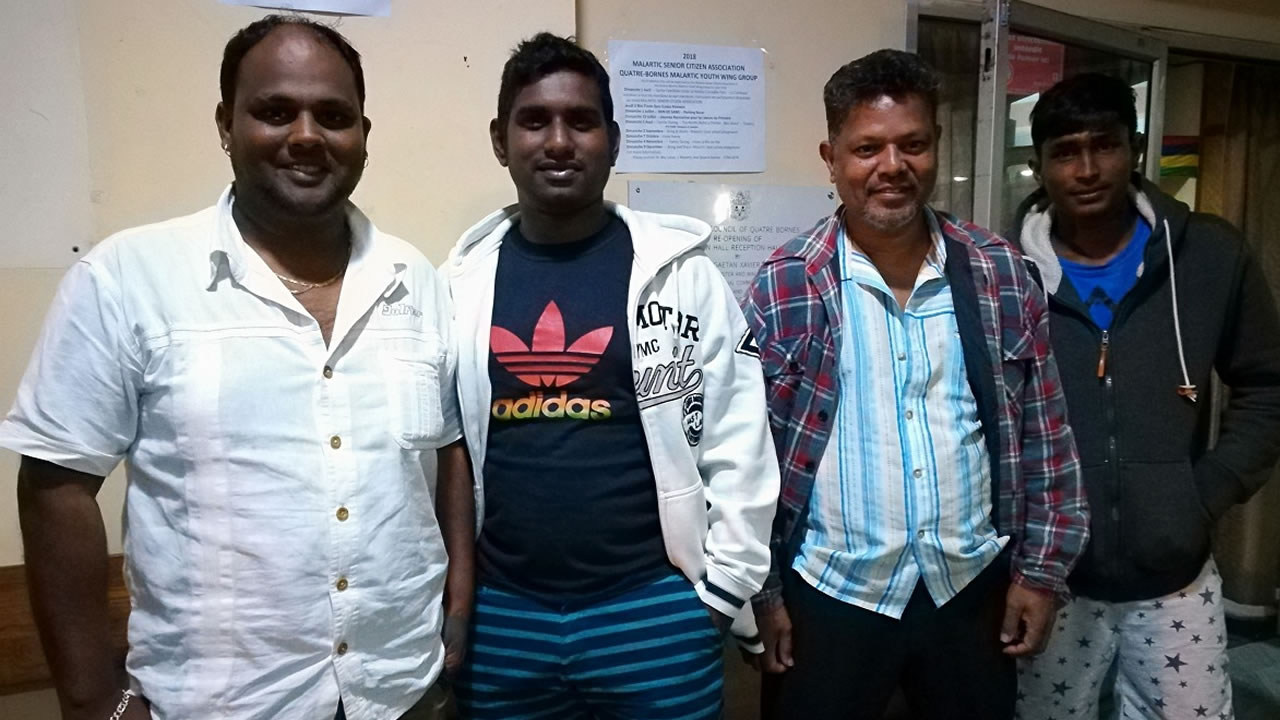 Bryan Moothien entouré de ses amis Rajeev Banipersand, Nivesh Hurdoyal et Henley Moheen. Ils sont venus de Pailles pour assister à la projection organisée par Radio Plus.