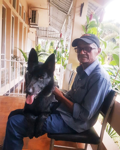 Gooroodeo Ubheeman en compagnie de son chien.