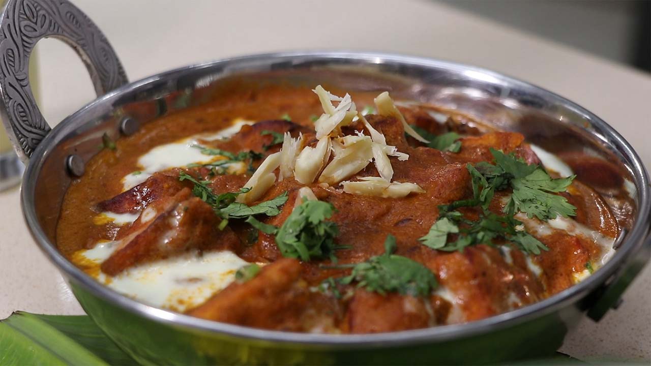 Le curry de paneer avec des amandes. 