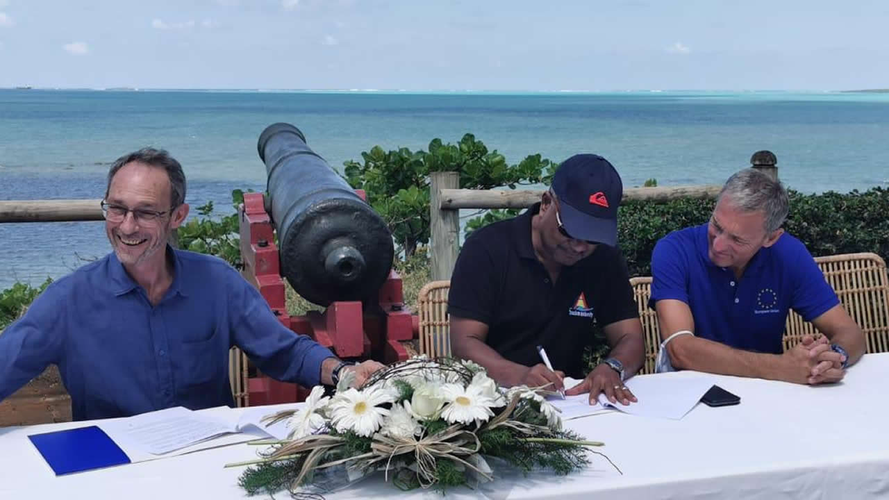 François Rogers président de Reef Conservation, Lindsay Morvan, DG de la Tourism Authority, et Vincent Degert, ambassadeur de l’Union européenne à Maurice, lors de la signature de l’accord.