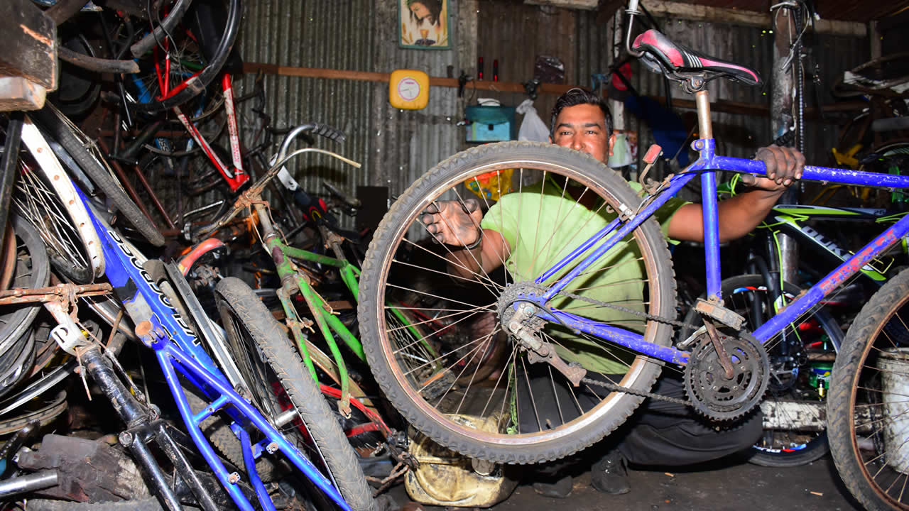 Ces bicyclettes attendent la réparation.