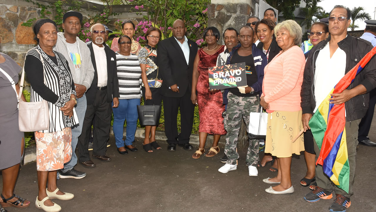 Olivier Bancoult entouré des membres de la communauté chagossienne.