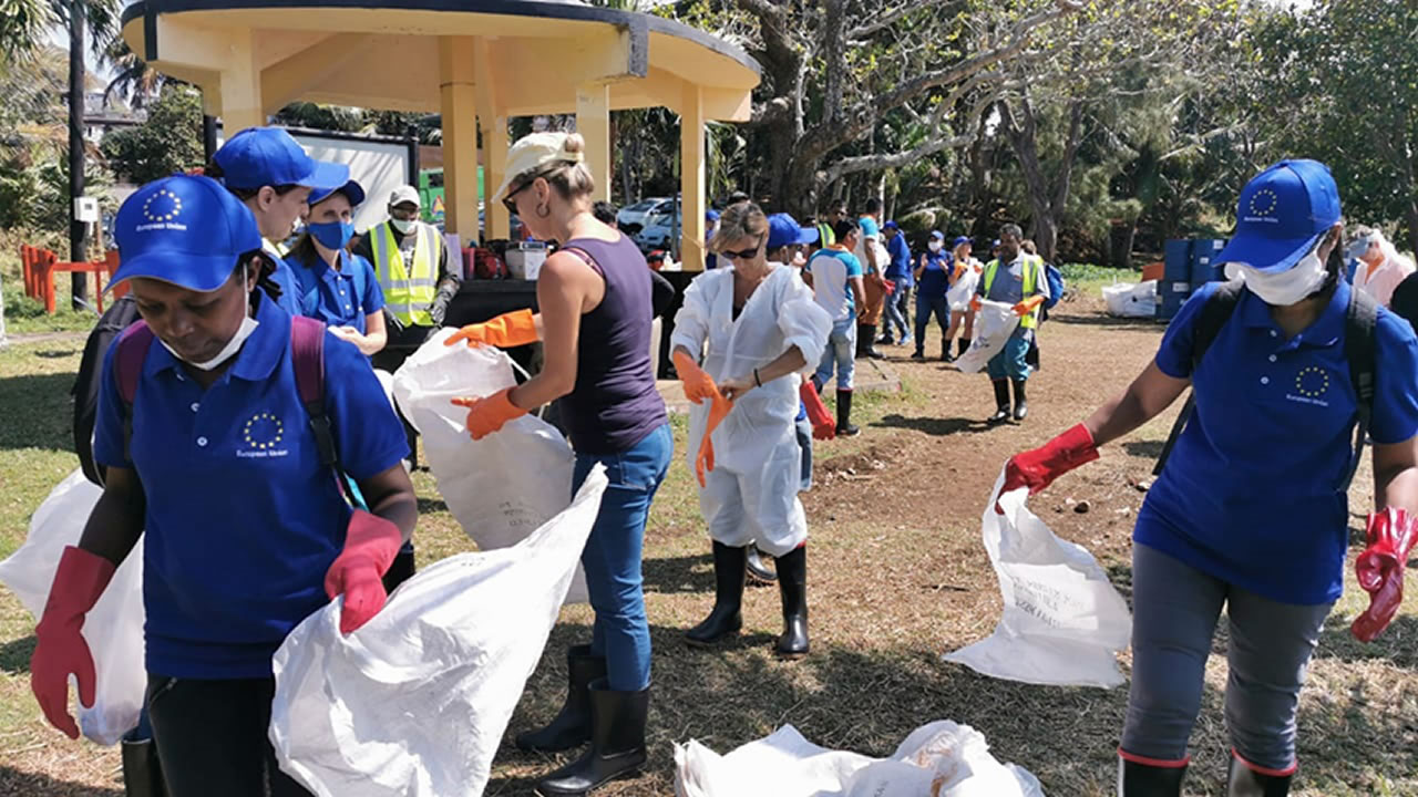 Distribution de matériel de nettoyage, financé par l’Union Européenne sous le projet de Sustainable Island,  par la Tourism Authority.