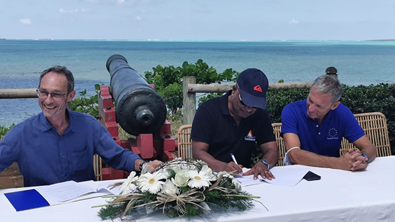 François Rogers, président de la Reef Conservation, Lindsay Morvan, directeur général de la Tourism Authority, et Vincent Degert, ambassadeur de l’Union européenne, lors de la signature de l’accord.