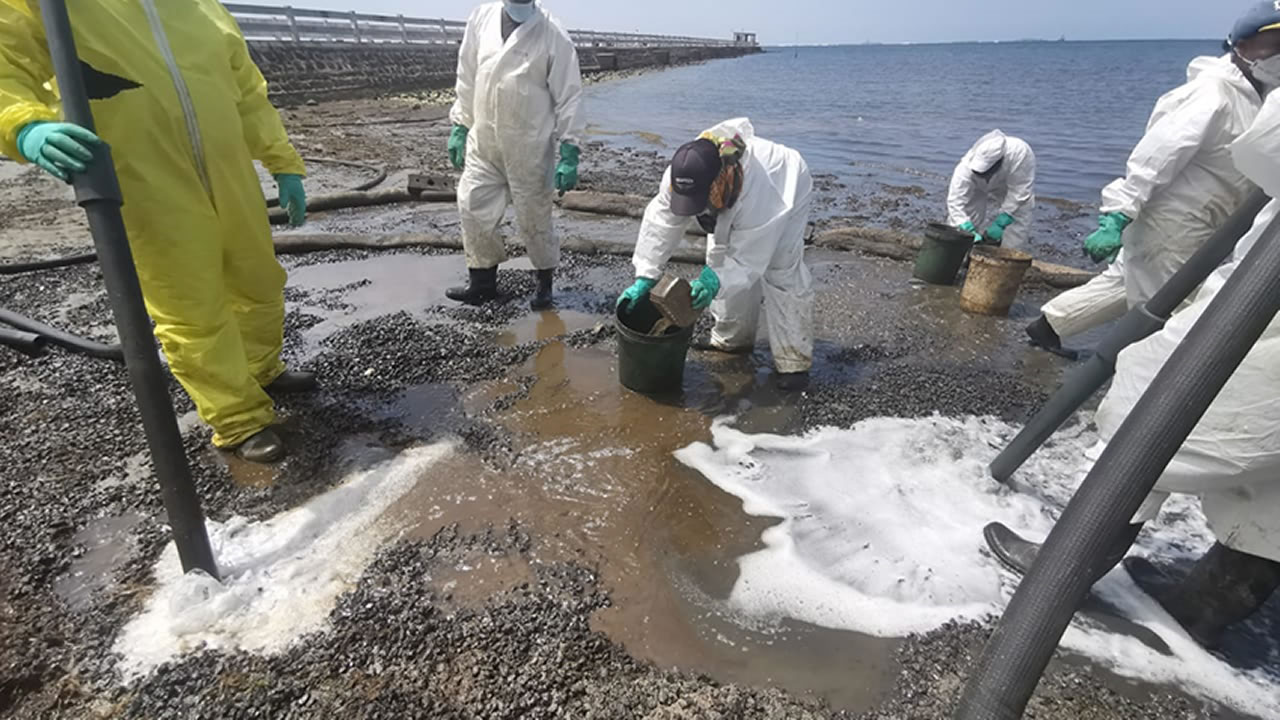 La technique de Flushing fait remonter l’hydrocarbure à la surface pour faciliter le nettoyage du sable et des graviers.