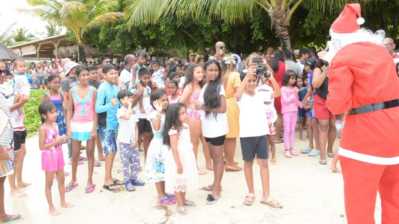 Les petits et les grands étaient émerveillés de voir le Père Noël débarquer sur la plage de Zilwa Attitude.