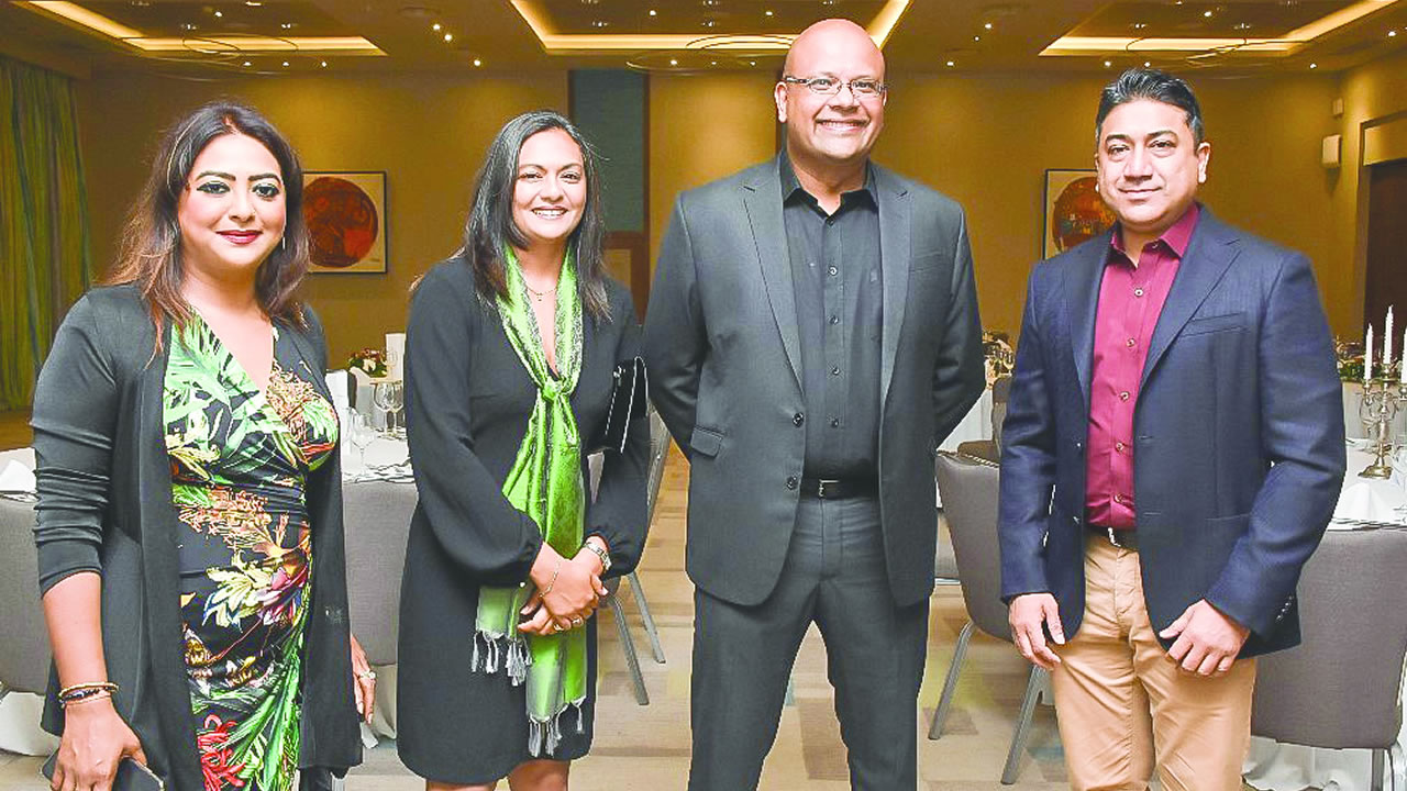 Karishma Beeharry-Moher, Christina Chan-Meetoo et son époux Avinash, et le CEO de Mauritius Telecom, Sherry Singh.