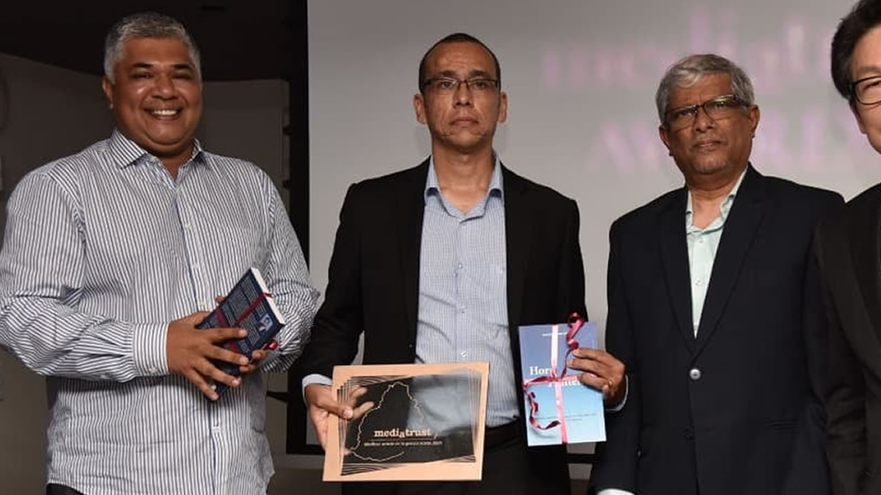 Le trio du Defi Media Group, Kamlesh Bhuckory, Patrick Hilbert et Eshan Dinally, qui a remporté le prix du meilleur article de presse «  Air Mauritius : les sept péchés capitaux ».